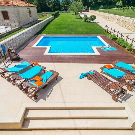 Gorgeous Holiday With Pool In Zminj